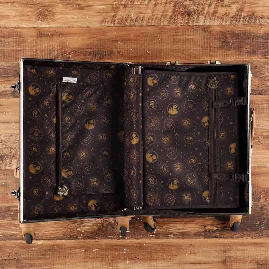 『ハリー・ポッター』よりホグワーツ生のトランクをイメージしたキャリーケースが発売決定！「マホウドコロ」での展示も
