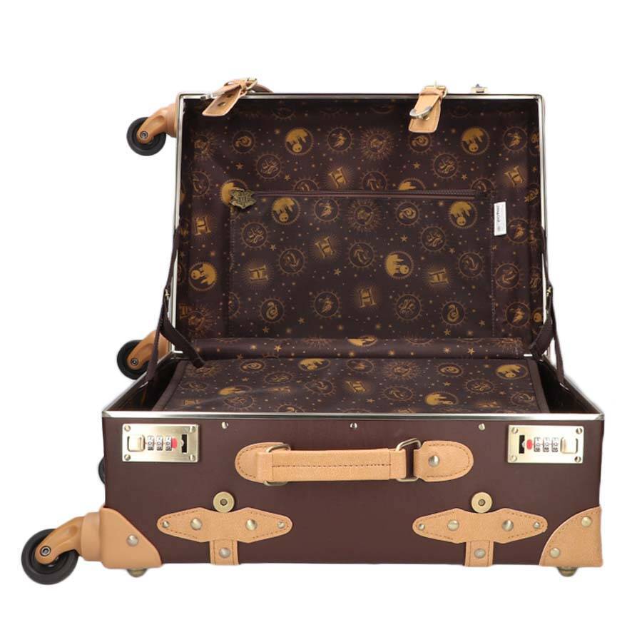 『ハリー・ポッター』よりホグワーツ生のトランクをイメージしたキャリーケースが発売決定！「マホウドコロ」での展示も