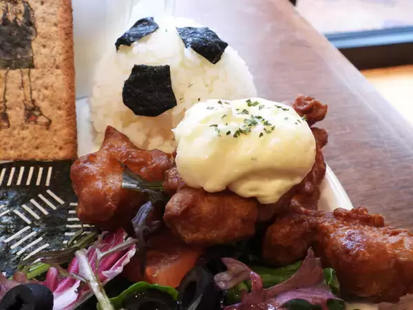 「【体験レポ】食べる前から心がいっぱい！『名探偵コナン』ライブ・ミュージアムのカフェメニューがエモすぎる」の画像