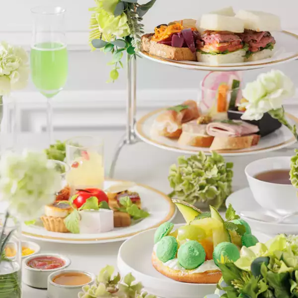 「7色の推し色から選べるアフタヌーンティーセットが神戸北野ホテルにて販売決定！推し色のマカロンでデコレーションしたデザートピザやノンアルコールドリンクなど」の画像