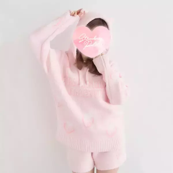 「すとぷりプロデュースブランド「Strawberry Palette」から、甘くてガーリーな新作アパレルが登場！フリルたっぷりのブラウス＆スカートと、もこもこの猫耳ルームウェア！ななもり。による紹介動画も」の画像