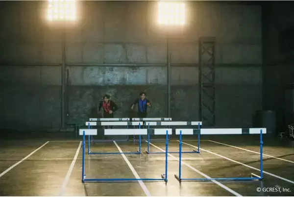 「仲村宗悟が跳び箱の上で倒立！？「GOALOUS5」が“ドラマチック障害物競走”に挑戦したMV撮影レポートが到着」の画像