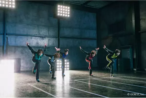 「仲村宗悟が跳び箱の上で倒立！？「GOALOUS5」が“ドラマチック障害物競走”に挑戦したMV撮影レポートが到着」の画像