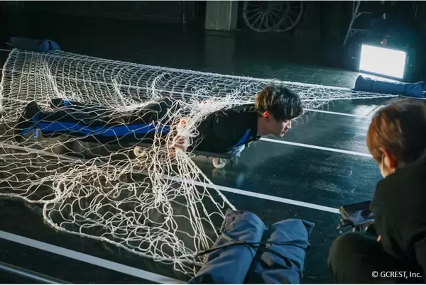 「仲村宗悟が跳び箱の上で倒立！？「GOALOUS5」が“ドラマチック障害物競走”に挑戦したMV撮影レポートが到着」の画像