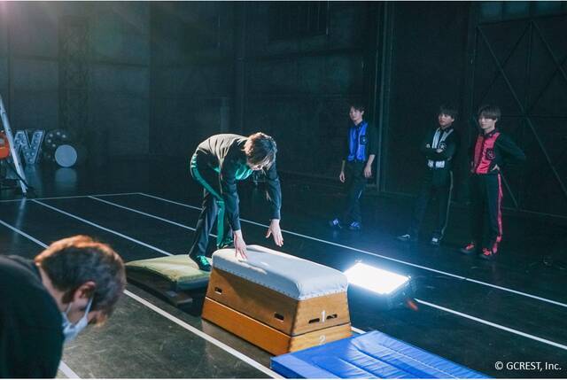 仲村宗悟が跳び箱の上で倒立！？「GOALOUS5」が“ドラマチック障害物競走”に挑戦したMV撮影レポートが到着