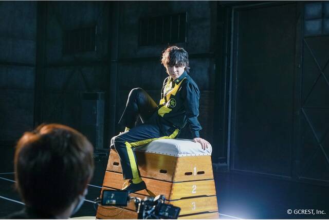 仲村宗悟が跳び箱の上で倒立！？「GOALOUS5」が“ドラマチック障害物競走”に挑戦したMV撮影レポートが到着