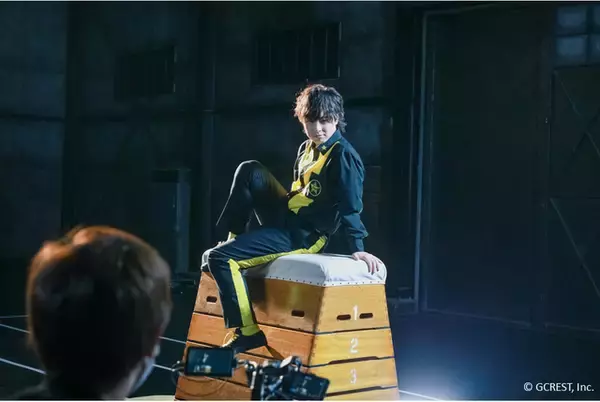 「仲村宗悟が跳び箱の上で倒立！？「GOALOUS5」が“ドラマチック障害物競走”に挑戦したMV撮影レポートが到着」の画像