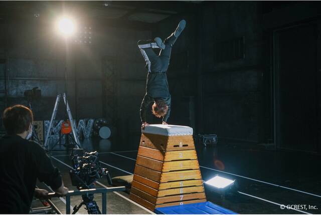 仲村宗悟が跳び箱の上で倒立！？「GOALOUS5」が“ドラマチック障害物競走”に挑戦したMV撮影レポートが到着