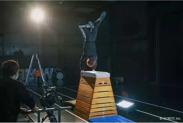 「仲村宗悟が跳び箱の上で倒立！？「GOALOUS5」が“ドラマチック障害物競走”に挑戦したMV撮影レポートが到着」の画像