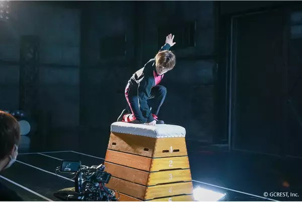 「仲村宗悟が跳び箱の上で倒立！？「GOALOUS5」が“ドラマチック障害物競走”に挑戦したMV撮影レポートが到着」の画像