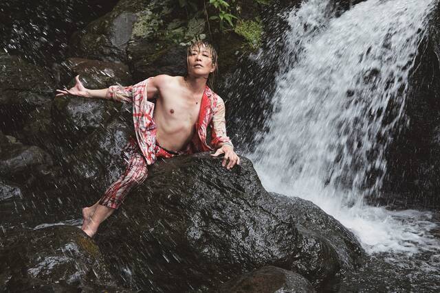 谷山紀章（47歳）初の写真集が発売決定。 撮影は世界的写真家レスリー・キー、1月30日（月）発売