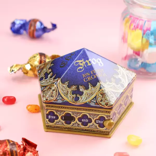 「『ハリー・ポッター』本物そっくりな蛙チョコレートのオルゴールが発売決定！「ヘドウィグのテーマ」と「ハリーの不思議な世界」の2曲を収録」の画像
