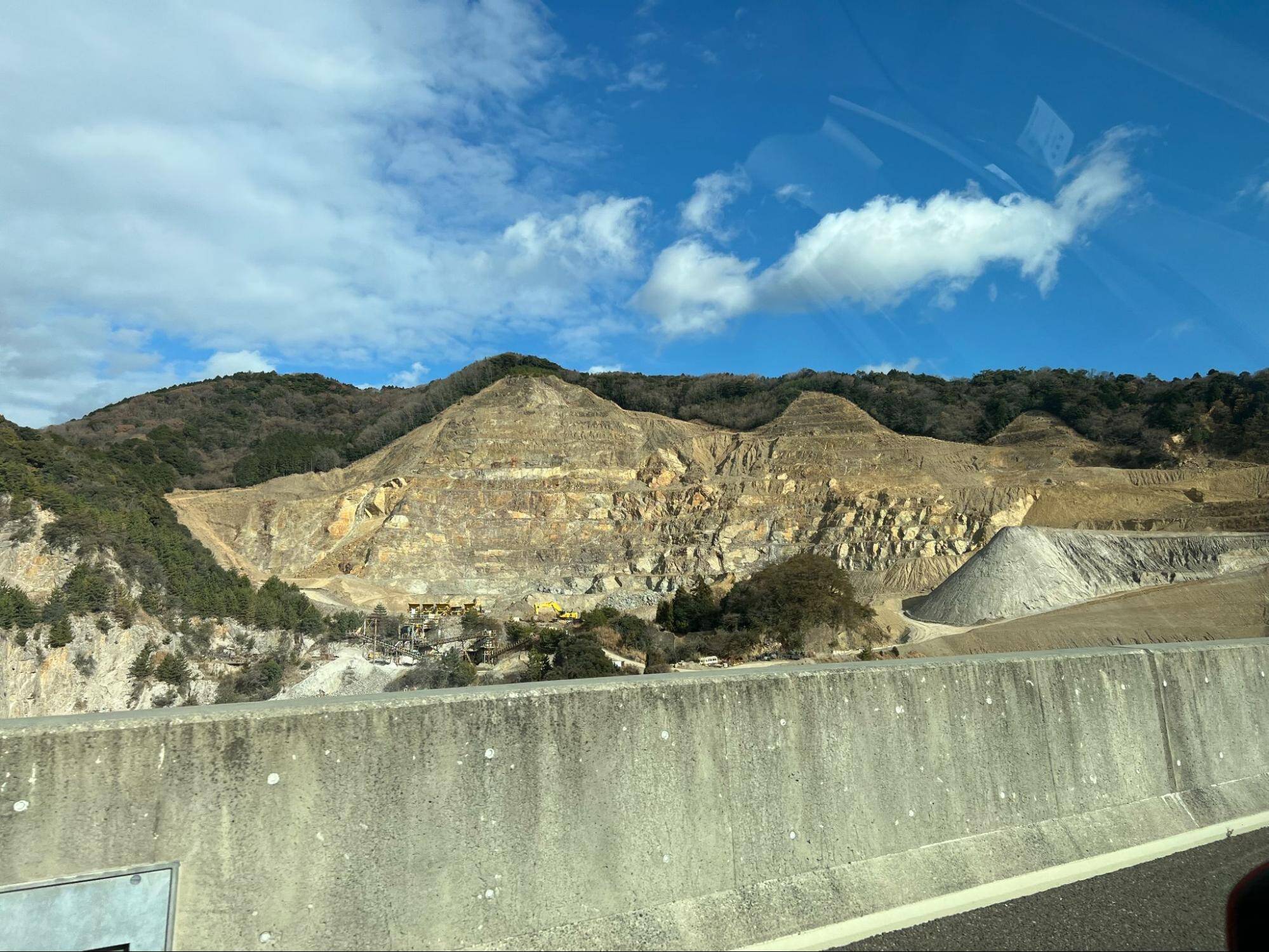 フォトショップのベータ版に「テキストを入力して画像を編集・加工」できる新機能が登場。AdobeのジェネレーティブAIを活用し、VFXのような表現を手軽に実現できる