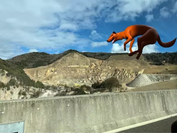 「フォトショップのベータ版に「テキストを入力して画像を編集・加工」できる新機能が登場。AdobeのジェネレーティブAIを活用し、VFXのような表現を手軽に実現できる」の画像