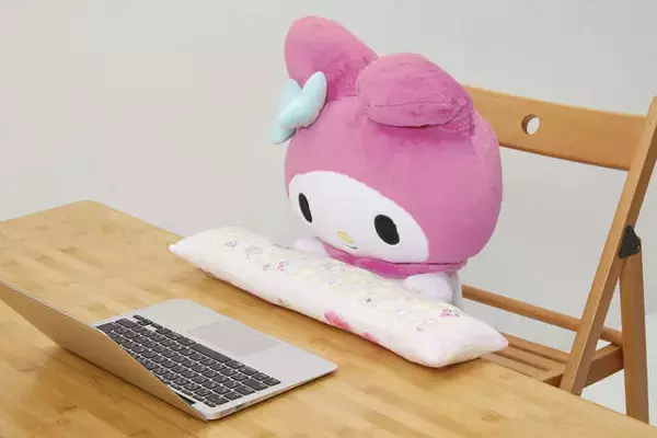 「『マイメロディ』のPCクッションがお目見え♪ 抱きしめながら仕事ができちゃう♪」の画像