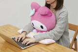 「『マイメロディ』のPCクッションがお目見え♪ 抱きしめながら仕事ができちゃう♪」の画像1
