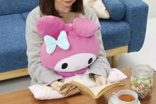 「『マイメロディ』のPCクッションがお目見え♪ 抱きしめながら仕事ができちゃう♪」の画像