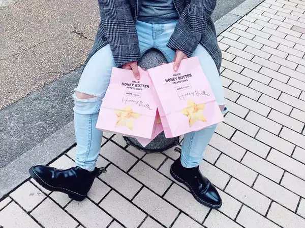 「『可愛い嘘のカワウソ』コラボタピオカドリンクやコラボパッケージのポテトチップが発売♪」の画像