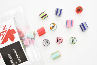 『エヴァンゲリオン』が「PAPABUBBLE」とのコラボキャンディを発売♪ プラグスーツがモチーフ♪