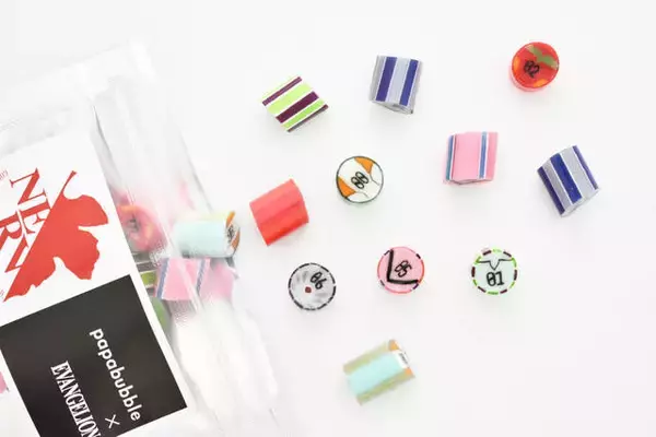 『エヴァンゲリオン』が「PAPABUBBLE」とのコラボキャンディを発売♪ プラグスーツがモチーフ♪