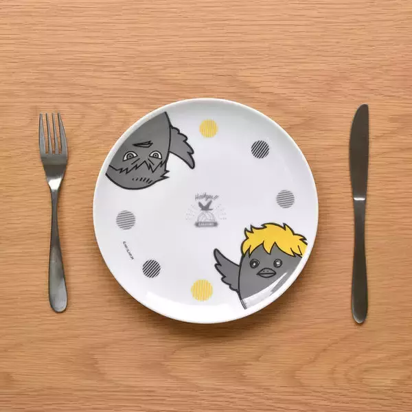 「『ハイキュー!!』キッチングッズが登場！ ヒナガラス＆カゲガラスのプレートやガラスマグカップなど」の画像