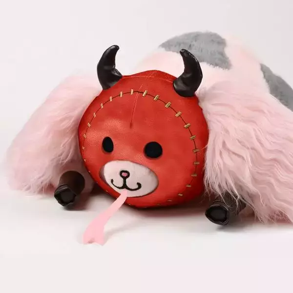 「かわいさも不気味さも両立♪『ドロヘドロ』魔法を使う謎の生き物『キクラゲ』のふわふわぬいぐるみが発売決定！」の画像