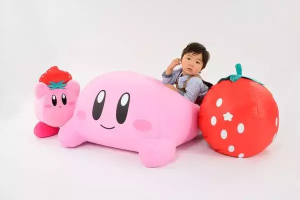 「『星のカービィ』× いちごが可愛い♪ ナムコ限定景品が登場！ BIGぬいぐるみやお菓子トランクなど♪」の画像