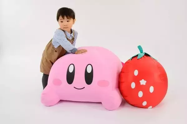 「『星のカービィ』× いちごが可愛い♪ ナムコ限定景品が登場！ BIGぬいぐるみやお菓子トランクなど♪」の画像