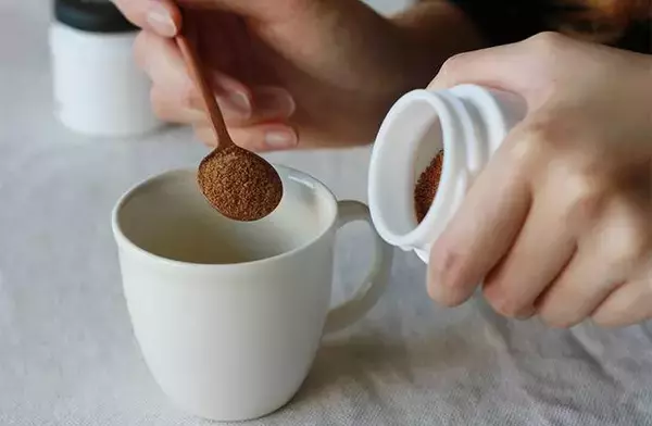 「『スヌーピー』が本格コーヒーで楽しめる！ クリスマス限定ボトルが可愛い♪」の画像