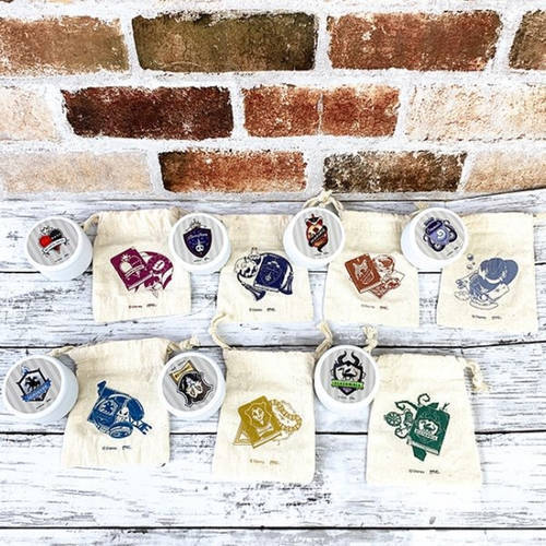 寮モチーフ♪『ツイステッドワンダーランド』巾着＆缶セット登場！ 持ち歩きに便利なサイズ