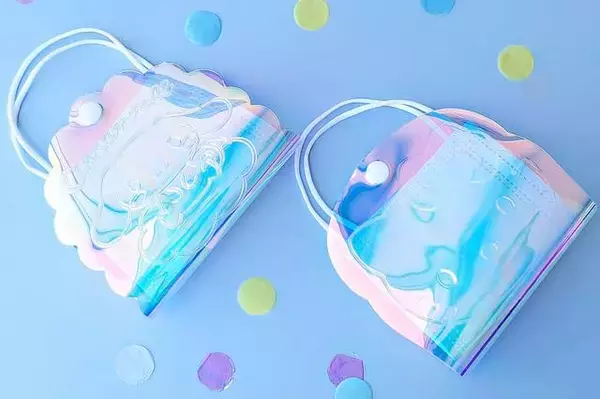 『ハローキティ』＆『シナモロール』のマスクバッグが登場！ オーロラ風が可愛い♪