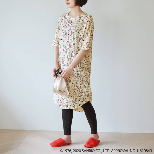 『ハローキティ』ボタニカル柄のワンピースパジャマが登場♪ おうち時間を可愛く過ごそう♪