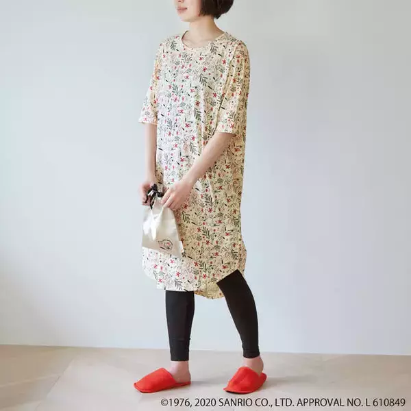 「『ハローキティ』ボタニカル柄のワンピースパジャマが登場♪ おうち時間を可愛く過ごそう♪」の画像