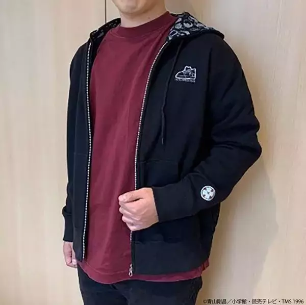 「『名探偵コナン』オシャレな総柄パーカー登場！ 麻酔銃の照準刺繍がかわいい…♪」の画像