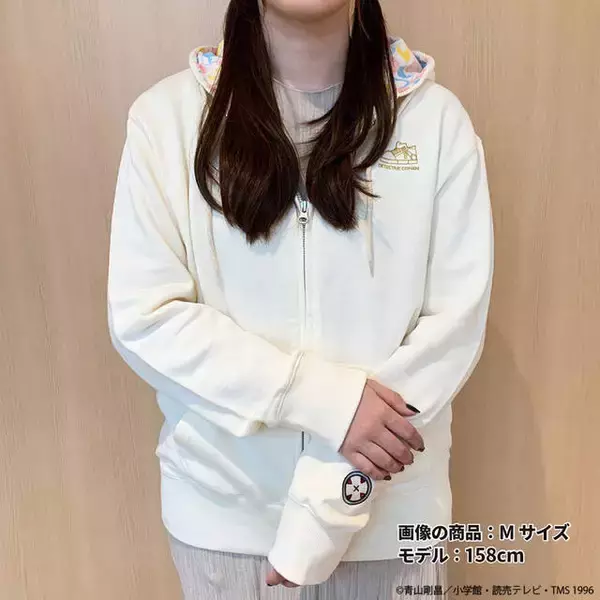 「『名探偵コナン』オシャレな総柄パーカー登場！ 麻酔銃の照準刺繍がかわいい…♪」の画像