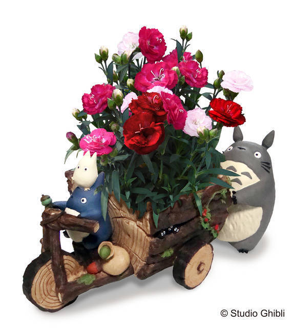 となりのトトロ 母の日のフラワーギフトが登場 トトロたちがカーネーションを運んでくれる 年4月12日 エキサイトニュース