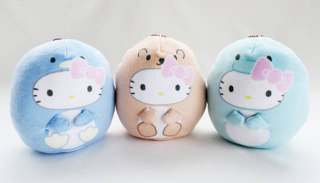 『ハローキティ』がペンギンやイルカ、コツメカワウソに変身♪ タオルや文房具、靴下も♪