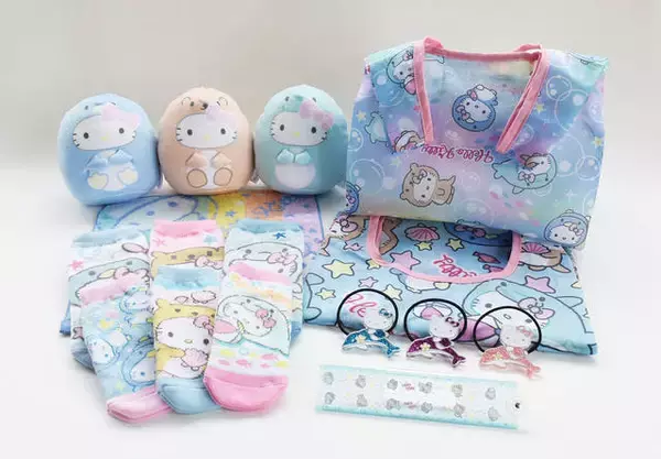 『ハローキティ』がペンギンやイルカ、コツメカワウソに変身♪ タオルや文房具、靴下も♪