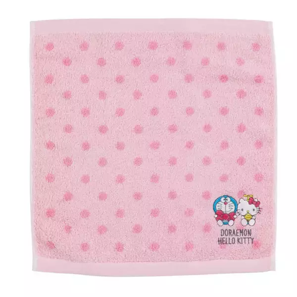 「『ドラえもん』×『ハローキティ』コラボグッズ多数♪ ひみつ道具やリボンで仲良く遊ぶ姿が♪」の画像