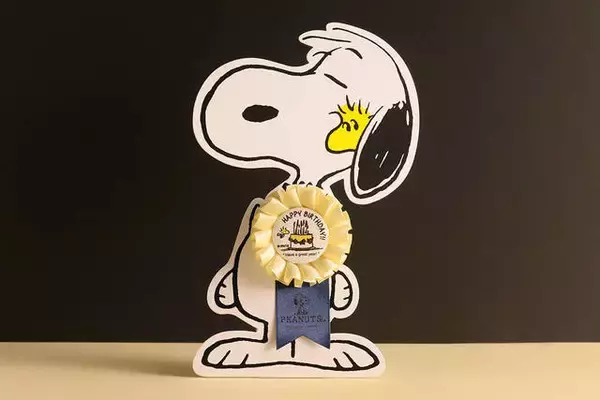 「『スヌーピーカフェ』で誕生日パーティーをしよう♪ ウッドストックのバースデープランが登場！」の画像