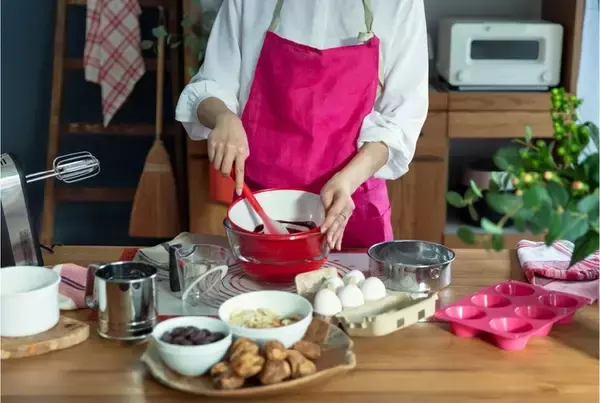 「『ハリー・ポッター』と212キッチンストアのコラボアイテムが登場！ホグワーツの校章や寮の紋章、百味ビーンズなどがモチーフのエプロンやトートバッグなど」の画像