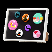 推しの缶バッジを刺さずに飾れる「マグネットフレーム」が発売！マグネット板入りでマグネットフィギュアにも対応