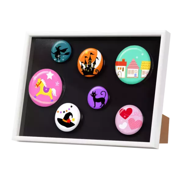 「推しの缶バッジを刺さずに飾れる「マグネットフレーム」が発売！マグネット板入りでマグネットフィギュアにも対応」の画像