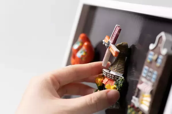 「推しの缶バッジを刺さずに飾れる「マグネットフレーム」が発売！マグネット板入りでマグネットフィギュアにも対応」の画像