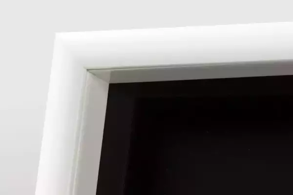 「推しの缶バッジを刺さずに飾れる「マグネットフレーム」が発売！マグネット板入りでマグネットフィギュアにも対応」の画像