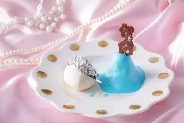 「推しカラーのケーキが楽しめるいちごのアフタヌーンティーが名古屋にて登場！プリンセスケーキとティアラをあしらったムースでプリンセス気分」の画像