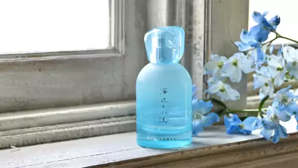 「出版社生まれの香水「秘めごとトワレ」に新作『海辺の小説』登場！美しい水色のボトルと"日焼けした紙のような"ラストノートに注目」の画像