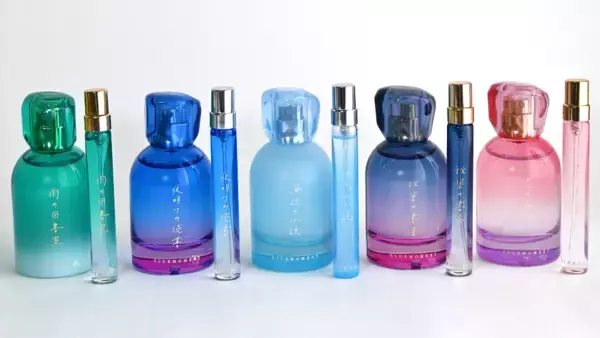 「出版社生まれの香水「秘めごとトワレ」に新作『海辺の小説』登場！美しい水色のボトルと"日焼けした紙のような"ラストノートに注目」の画像