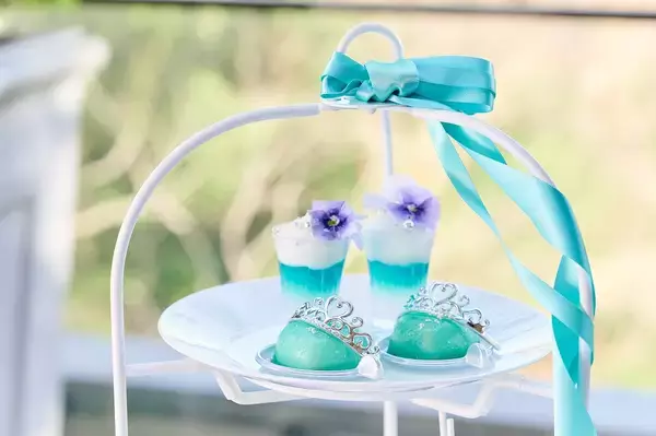 「『サムシングブルー』をテーマにしたアフタヌーンティーが登場！涼しげな青色＆ティアラやリボンなどの結婚式モチーフが可愛すぎる」の画像