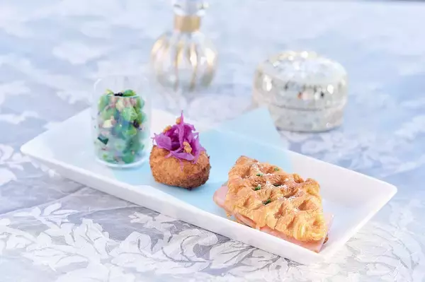 「『サムシングブルー』をテーマにしたアフタヌーンティーが登場！涼しげな青色＆ティアラやリボンなどの結婚式モチーフが可愛すぎる」の画像